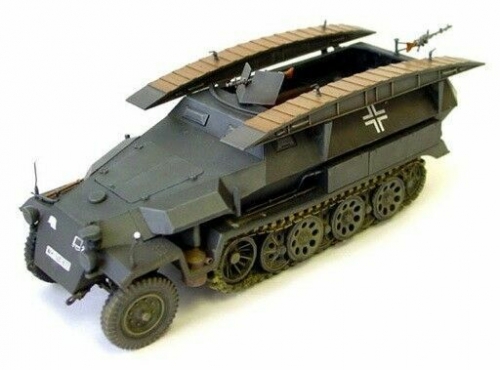 35077    AF.   Немецкий бронеавтомобиль  Sd.Kfz. 251/7 Ausf.C Sturmbrücke с понтонами.