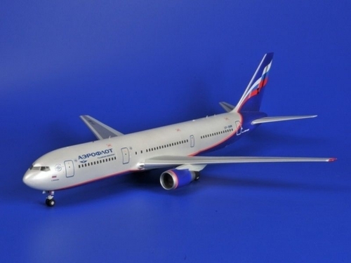 7005 З.  Пассажирский авиалайнер Боинг 767-300