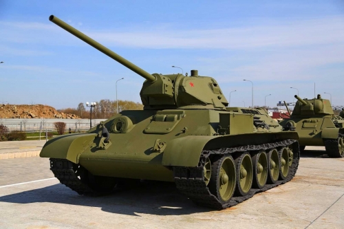 3503    МА.   Советский танк Т-34 с 57-мм противотанковой пушкой