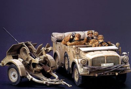 35105     Т.    Немецкий автомобиль Horch 1a c зенитным 2cm орудием Flak38 на прицепе и 5 фигур.