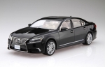 03925      FU.     Японский полноразмерный седан представительского класса Lexus LS600hL 2013.