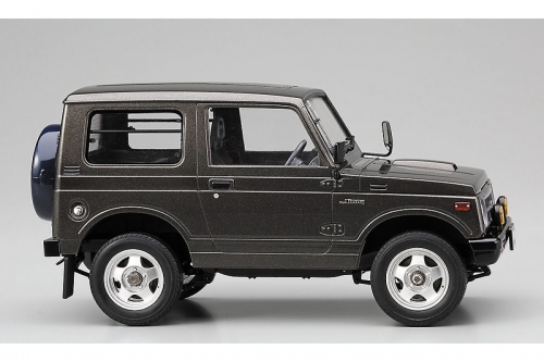 21122    Ha.    Японский полноприводный мини-внедорожник "Suzuki Jimny" (JA11-5).